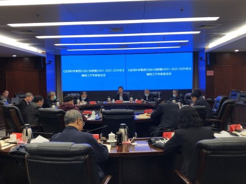 一群孩子就把脸贴在了车窗上……