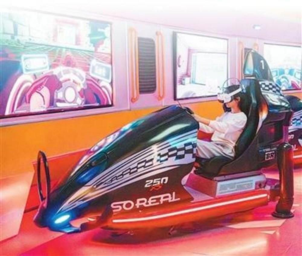 沉浸体验开赛车