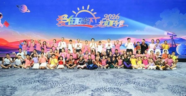 1.jpg 与小营员们一起启动夏令营