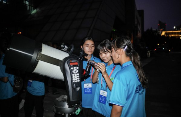 imagefile 他们来到天安门广场肃穆瞻仰国旗升起
